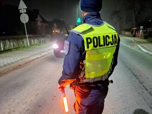 Policjanci kontrolujący trzeźwość na drodze, wyniki na urządzeniach.