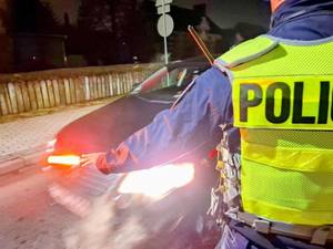 Policjanci kontrolujący trzeźwość na drodze, wyniki na urządzeniach.