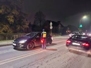 Policjanci kontrolujący trzeźwość na drodze, wyniki na urządzeniach.
