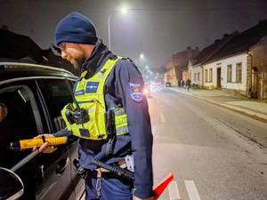 Policjanci kontrolujący trzeźwość na drodze, wyniki na urządzeniach.
