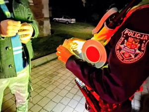 Policjanci kontrolujący trzeźwość na drodze, wyniki na urządzeniach.