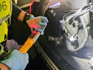 Policjanci kontrolujący trzeźwość na drodze, wyniki na urządzeniach.