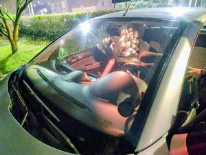 Policjanci kontrolujący trzeźwość na drodze, wyniki na urządzeniach.