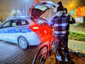 Policjanci kontrolujący trzeźwość na drodze, wyniki na urządzeniach.