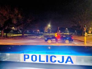 Policjanci kontrolujący trzeźwość na drodze, wyniki na urządzeniach.