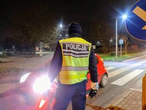 Policjanci kontrolujący trzeźwość na drodze, wyniki na urządzeniach.