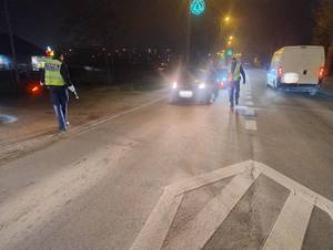 Policjanci kontrolujący trzeźwość na drodze, wyniki na urządzeniach.