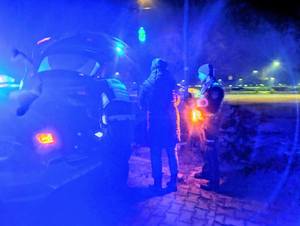 Policjanci kontrolujący trzeźwość na drodze, wyniki na urządzeniach.