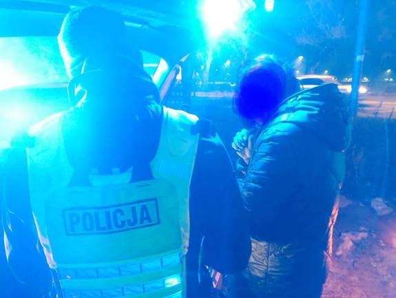 Policjanci kontrolujący trzeźwość na drodze, wyniki na urządzeniach.