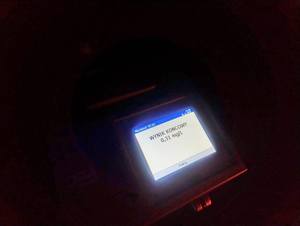 Policjanci kontrolujący trzeźwość na drodze, wyniki na urządzeniach.