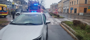 dwa miejsca potrąceń, ulica pasy pojazdy i radiowozy