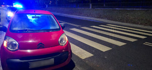 dwa miejsca potrąceń, ulica pasy pojazdy i radiowozy