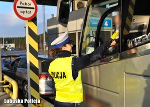 policjantka sprawdza trzezwosc