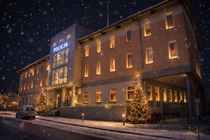 Budynek komendy w świątecznym klimacie