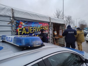 Policjanci i strażacy kontrolują punkty sprzedaży fajerwerków