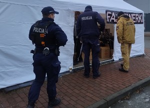 Policjanci i strażacy kontrolują punkty sprzedaży fajerwerków