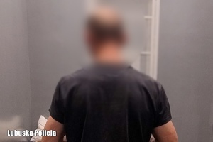 mężczyzna widziany od tyłu, na wysokości pleców i głowy