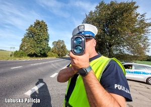 Zdjęcia z rożnych momentów służb, na wodzie, w patrolu pieszym lub na motocyklach,pomiary prędkości i uroczystości oraz zatrzymanie osoby
