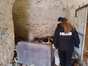 Policjanci kontrolują miejsca osób bezdomnych