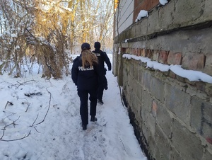 Policjanci kontrolują miejsca osób bezdomnych