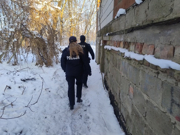 Policjanci kontrolują miejsca osób bezdomnych