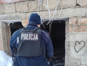 Policjanci kontrolują miejsca osób bezdomnych