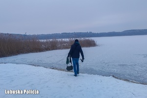 Zdjęcia z działań przy brzegu, osoba na lodzie, policja i ratownicy