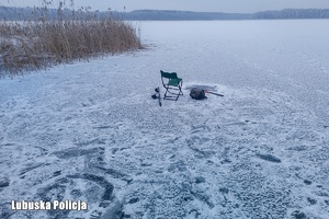Zdjęcia z działań przy brzegu, osoba na lodzie, policja i ratownicy