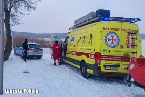 Zdjęcia z działań przy brzegu, osoba na lodzie, policja i ratownicy