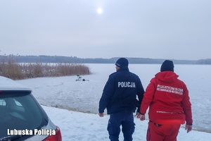 Zdjęcia z działań przy brzegu, osoba na lodzie, policja i ratownicy