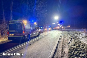 miejsce zdarzenia drogowego, noc pojazdy służb