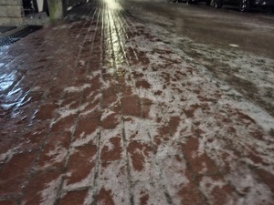lód na ulicach i chodnikach oraz mgła