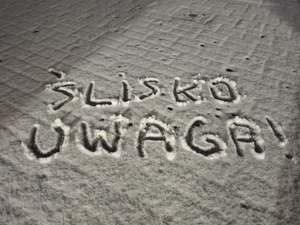 napis na śniegu ślisko