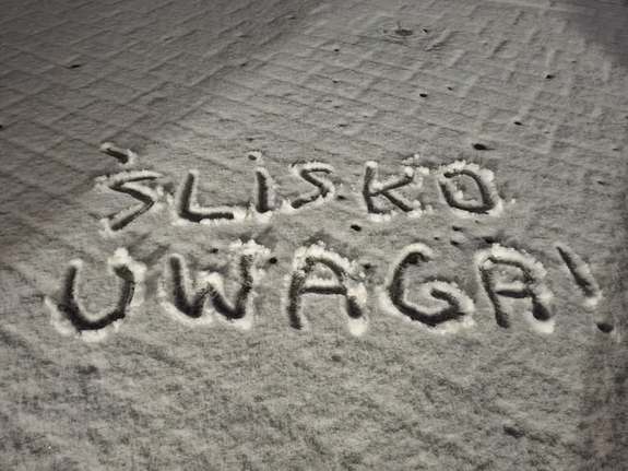 napis na śniegu ślisko
