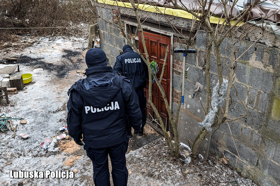 policjanci kontrolują miejsce przebywania bezdomnych