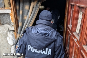 policjanci kontrolują miejsce przebywania bezdomnych