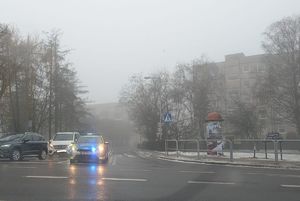 radiowóz na skrzyżowaniu z sygnałami