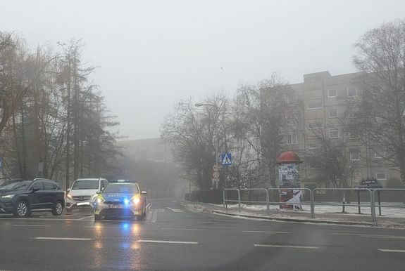 radiowóz na skrzyżowaniu z sygnałami