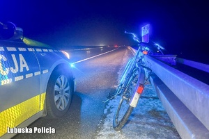 rower przy radiowozie na autostradzie