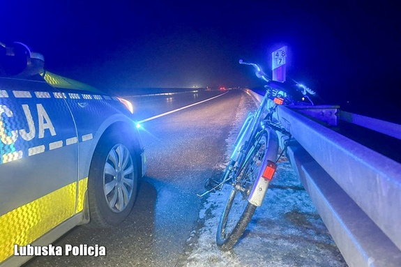 To mogło zakończyć się tragicznie… Mężczyzna jechał rowerem po autostradzie
