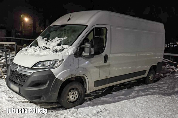 Policjanci odzyskali skradzionego busa. Zatrzymany mężczyzna poszukiwany ENA