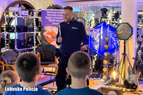 Zimowy wypoczynek pod kontrolą - spotkanie policjantów z dziećmi