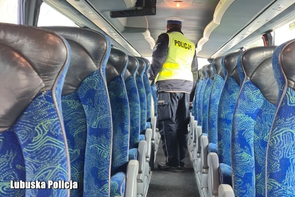 Policjanci cały czas kontrolują autokary - bezpieczne ferie to bezpieczny autokar