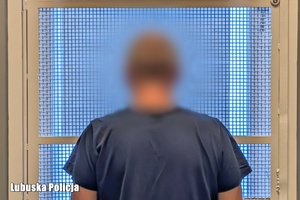 mężczyzna w celi, plecami do zdjęcia