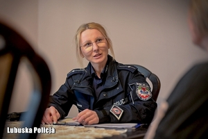 Policjantka za biurkiem