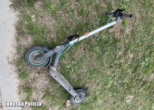 hulajnoga na trawniku