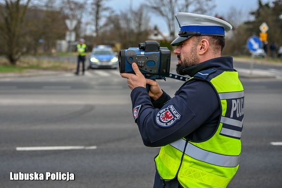Zdejmij nogę z gazu i bezpiecznie dojedź na święta – policjanci kontrolują prędkość pojazdów