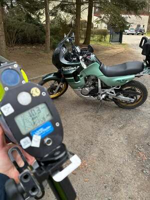 radar i motocykl w tle