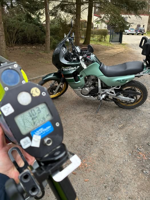 radar i motocykl w tle