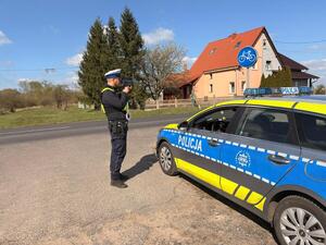 Policjant mierzy prędkość pojazdu, zatrzymuje kierującego
